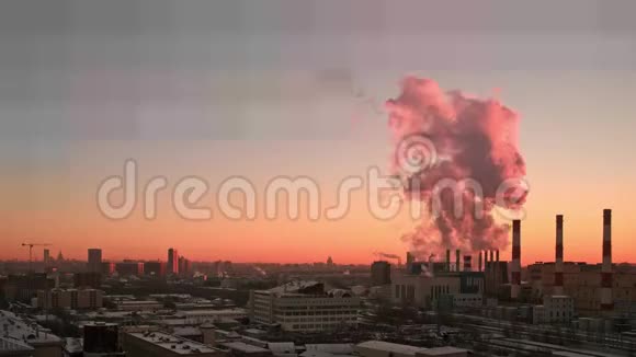 时间流逝的莫斯科城市全景拍摄在彩色的红色日落特大城市污染的世界性概念视频的预览图