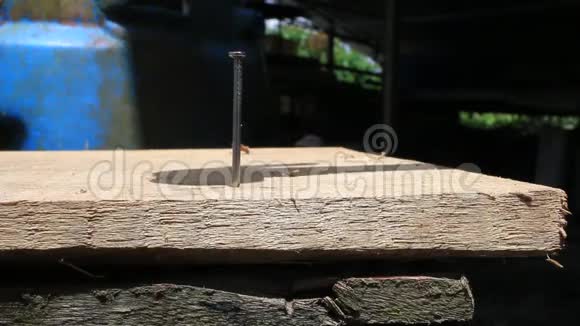 一个灰色的钉子钉在木板上的一个角视频的预览图