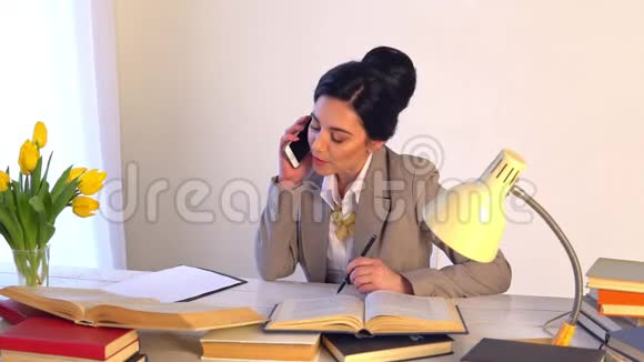 戴眼镜的自信女人熟练的办公室经理拿着纸文件视频的预览图