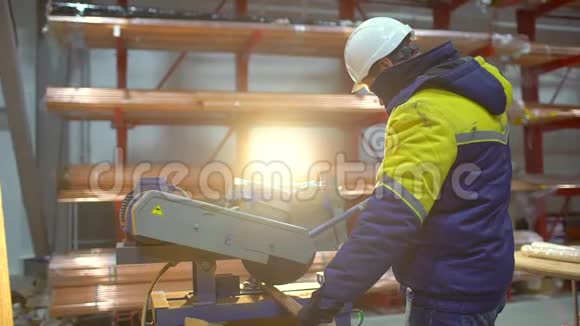 在工厂里用圆锯工作的安全帽工人建筑工人打磨锯金属视频的预览图