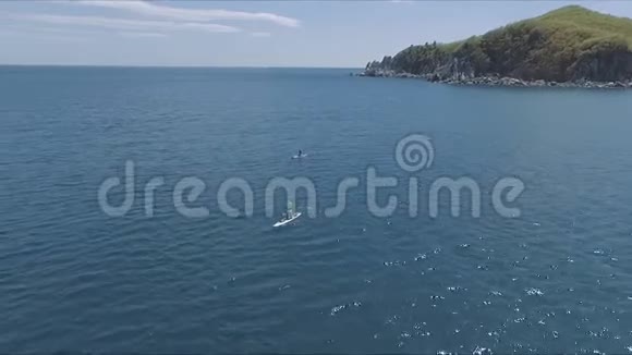 热带加勒比海海域2名男子之间的空中无人驾驶视频视频的预览图