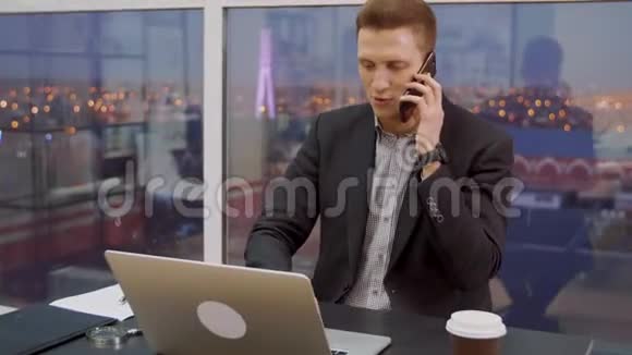 精明的商人在商务办公室的桌子上用手机讨论交易视频的预览图