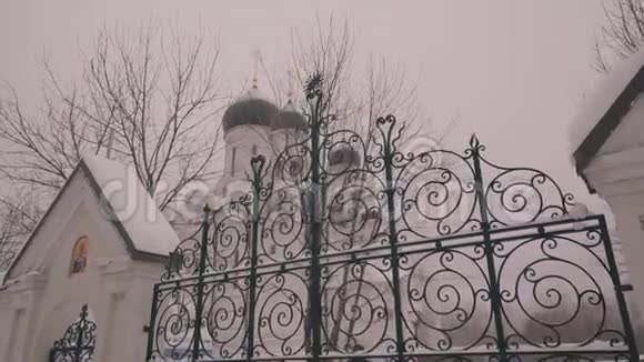 大型白色东正教教堂照相机在动从寺庙的栅栏后面拍摄的从外面看到的视频的预览图