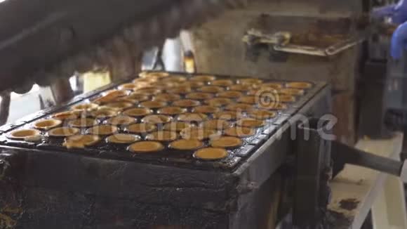 炼乳糖果生产传统制粉制粉面粉糖果坚果视频的预览图