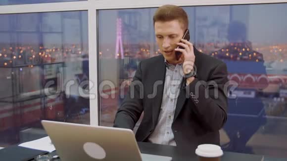 商务职场帅哥用手机在商务职场打电话视频的预览图