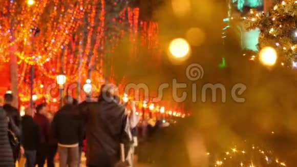 法国巴黎2019年12月11日巴黎香榭丽舍大街圣诞市场的购物者视频的预览图