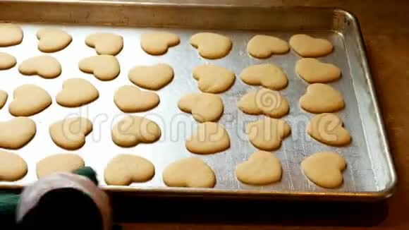 外婆刚刚出炉的烤片上美味的自制情人节糖饼干视频的预览图