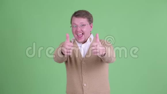 快乐的超重胡子男人竖起大拇指看上去很兴奋视频的预览图