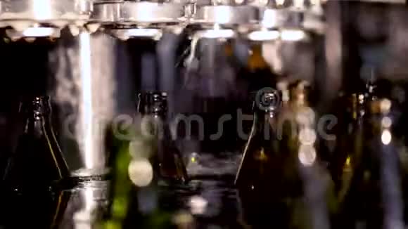 啤酒厂装瓶生产线机制视频的预览图