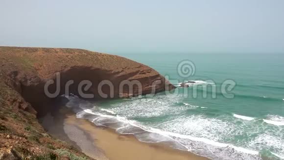 Legzira海滩的鸟瞰图摩洛哥大西洋沿岸有拱形岩石视频的预览图