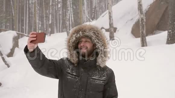 男人拍一张冬天的自拍视频的预览图