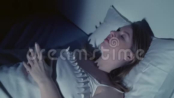 失眠的女人睁着眼睛躺在床上视频的预览图