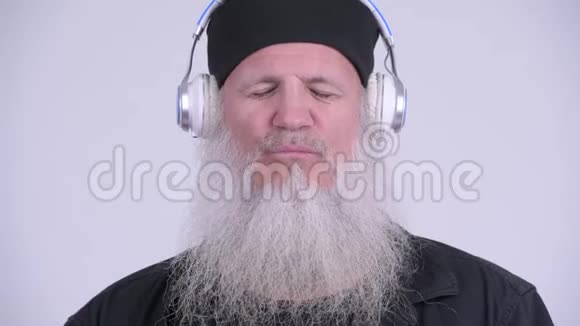 听音乐的成熟留胡子的时髦男人的脸视频的预览图
