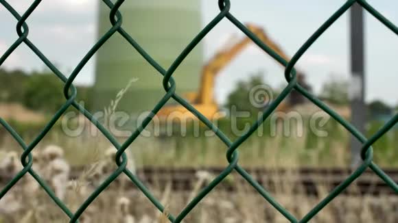 挖掘机在围栏后面工作视频的预览图
