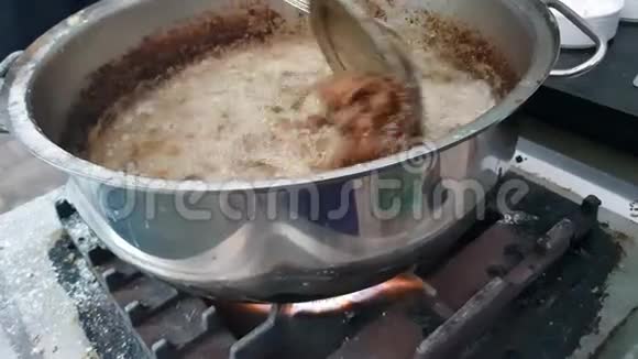 煮沸的油里的肉视频的预览图
