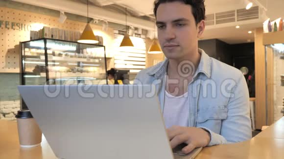 年轻人在笔记本电脑上的咖啡厅视频聊天与顾客交谈视频的预览图