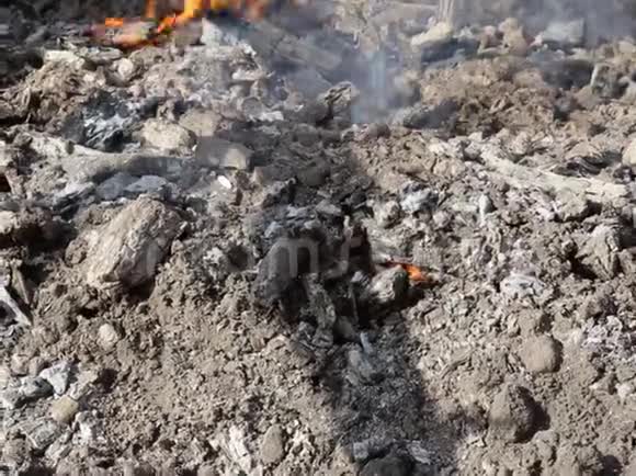 灰烬仍在燃烧柴火视频的预览图