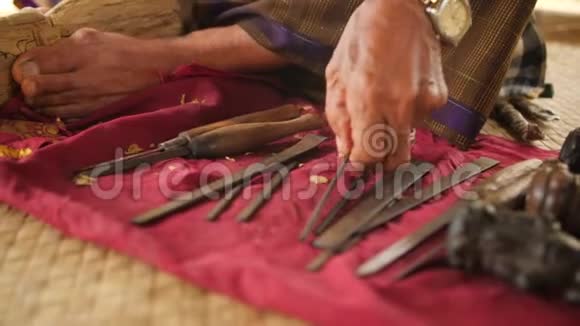 木工用锋利的工具在木制工件上雕刻传统巴厘岛小雕像制作工艺印度尼西亚巴厘视频的预览图