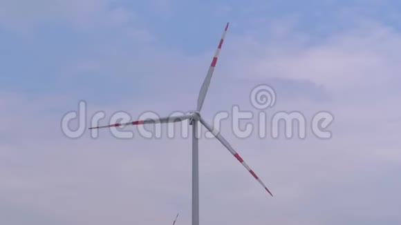 风力涡轮机对抗蓝天奥地利视频的预览图