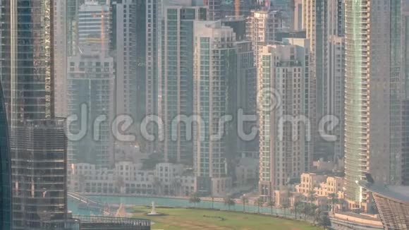 迪拜市中心黄金日出期间的早晨场景时间流逝视频的预览图
