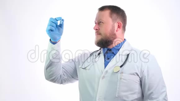 漂亮的胖乎乎的医生留着白色外套的胡子在白色的孤立的背景上跳舞视频的预览图
