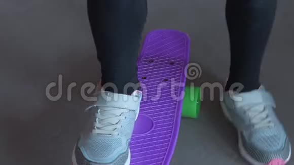 少年腿骑滑板青少年在户外玩滑板视频的预览图