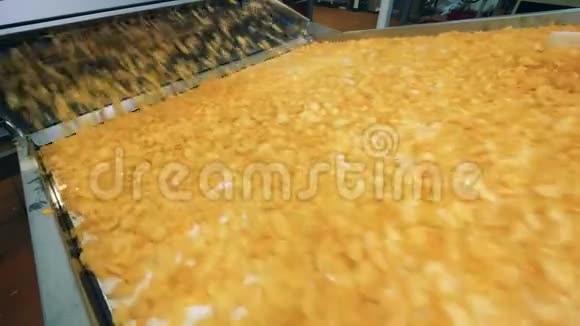 土豆片被工业运输者重新安置视频的预览图