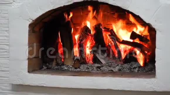 家中舒适的壁炉里燃烧的木头视频的预览图