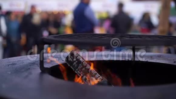 在新鲜空气中用金属烤架烧柴火特写镜头视频的预览图