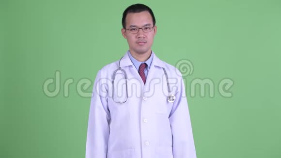 戴眼镜的快乐亚洲男医生握手视频的预览图