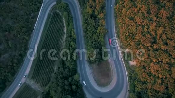 空中观景可以乘坐移动的汽车飞越公路视频的预览图