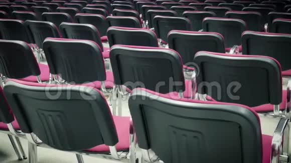 会议上空着舒适的座位观众席上整齐的排椅视频的预览图