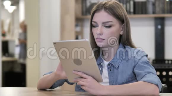 快乐女孩在餐桌上的在线视频聊天视频的预览图