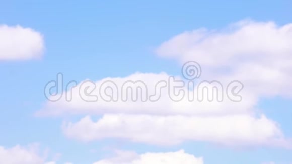 背景为蓝天的白色蓬松云的时间推移超高高清镜头4k视频的预览图