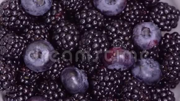 黑色成熟黑莓和蓝莓特写镜头视频的预览图