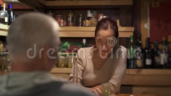 亚洲中年妇女和丈夫一起喝酒视频的预览图
