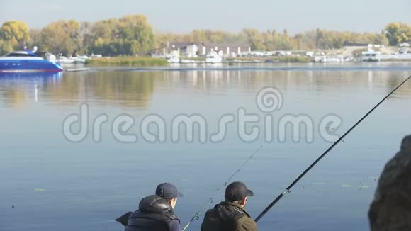 朋友钓鱼之旅人们坐在美丽的地方欣赏风景视频的预览图
