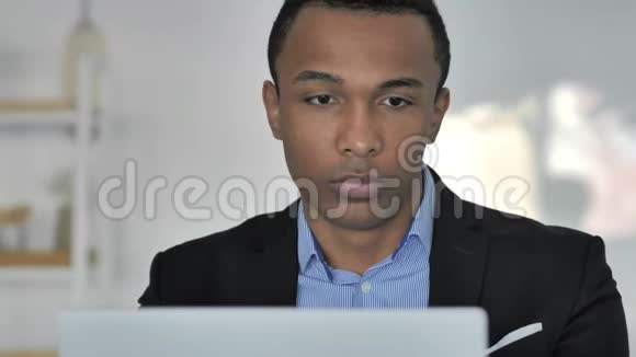 休闲非裔美国商人在工作中结束在线视频聊天视频的预览图