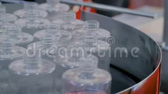 自动化制药技术概念空玻璃瓶旋转平台视频的预览图