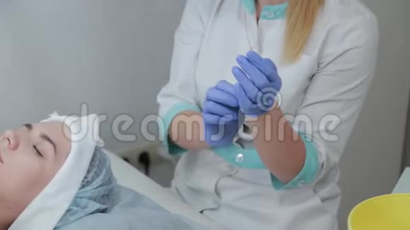 美容院的专业美容师在手术前戴上手套视频的预览图