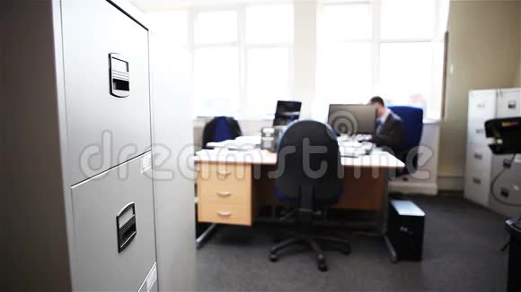 办公室女办公室工作人员从档案柜取档案视频的预览图