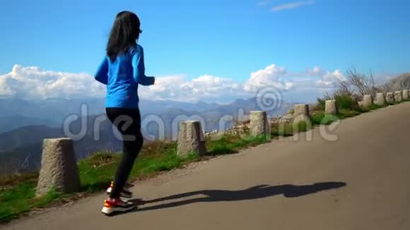 黑山女性的体育生活方式视频的预览图