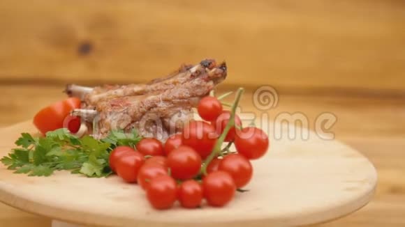 炒肉和西红柿在木盘上旋转视频的预览图
