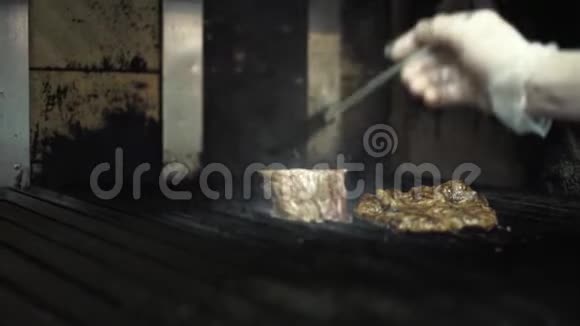 厨师的特写在白色防护手套烤新鲜美味的牛排烧烤行动的概念视频的预览图