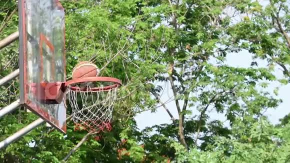 篮球篮圈和球网在公园里晃动背景树视频的预览图