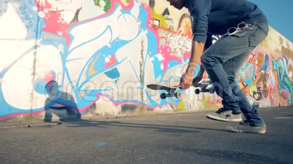 滑板车慢动作人跳上一个带有黄色的溜冰鞋视频的预览图