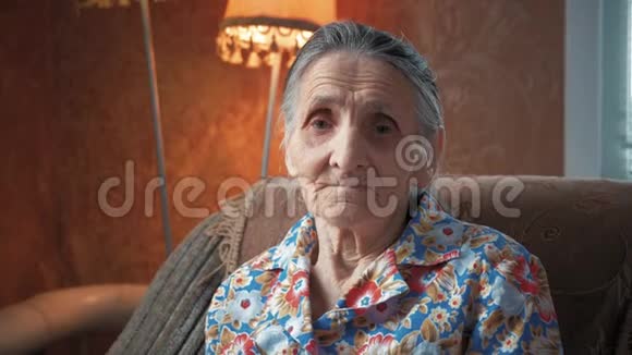 一位8090岁的老妇人在家中的肖像老奇太太满脸皱纹看着摄像机详细情况视频的预览图