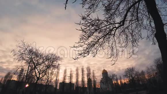 日落时红云飞过城市视频的预览图