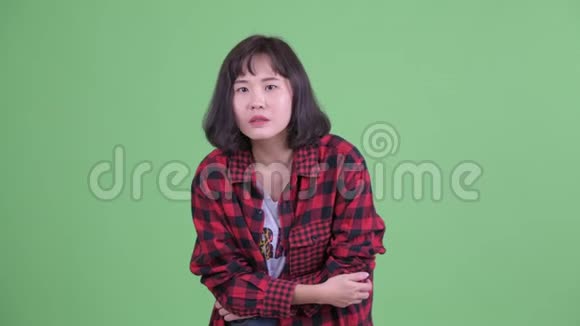 有压力的亚洲时髦女人得到坏消息视频的预览图