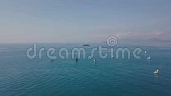 无人机在意大利海岸附近海面上的跨度船和船在水上地中海空中景观视频的预览图